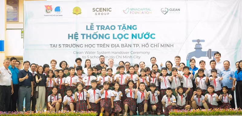 Các em học sinh, giáo viên tại huyện Nhà Bè được trang bị hệ thống lọc nước đạt tiêu chuẩn an toàn.