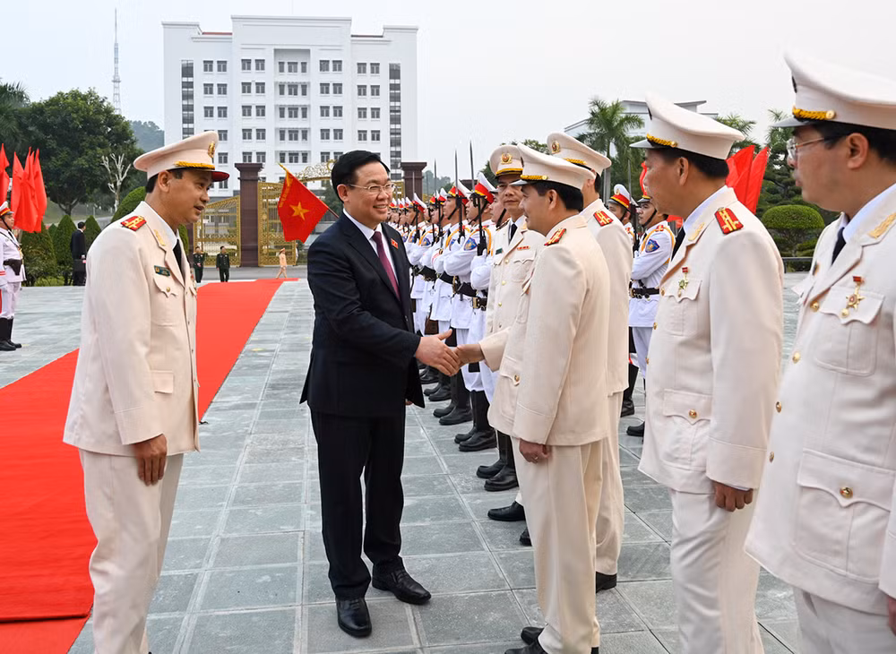 Chủ tịch Quốc hội Vương Đình Huệ với cán bộ Công an tỉnh Lào Cai.