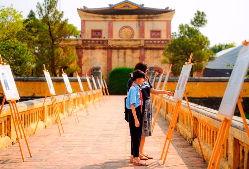Không gian trưng bày những hình ảnh, sách, tư liệu được các cá nhân, tổ chức trao tặng.
