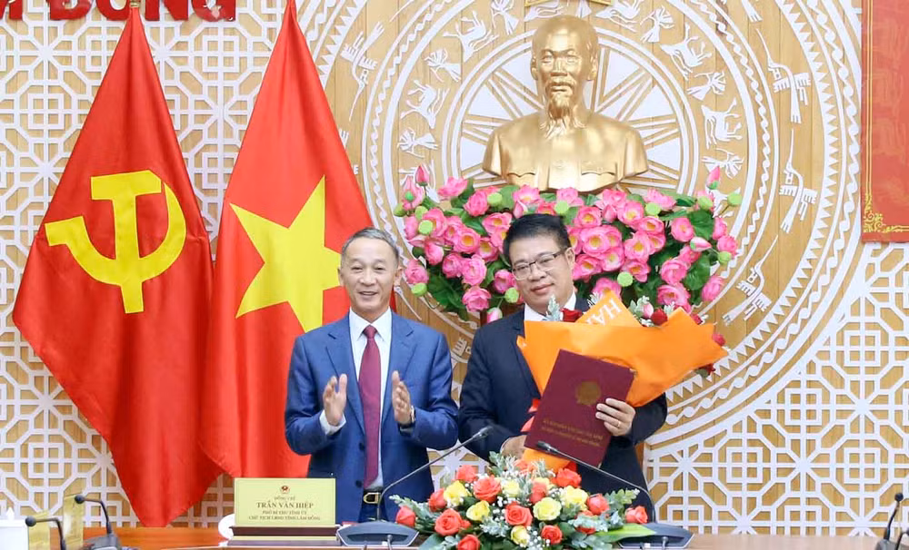 Đồng chí Trần Văn Hiệp trao Quyết định của Thủ tướng và tặng hoa chúc mừng tân Phó Chủ tịch UBND tỉnh Lâm Đồng Nguyễn Ngọc Phúc.