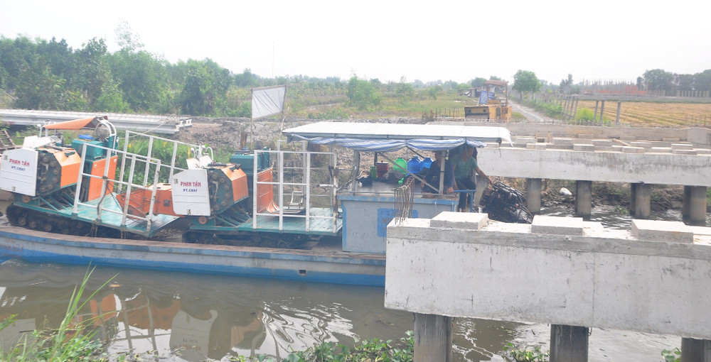 Phương tiện chở máy gặt đập liên hợp sẽ không qua được cầu nếu xây dựng như thiết kế hiện nay.
