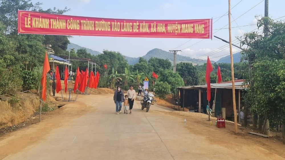 Đường mới, niềm vui của bà con làng Đê Kôn.