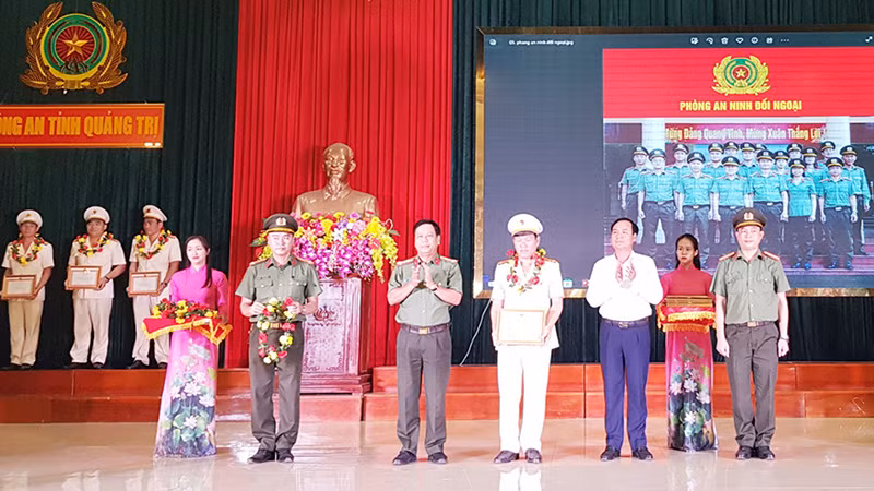 Lãnh đạo tỉnh Quảng Trị và lãnh đạo Công an tỉnh tuyên dương tập thể Phòng An ninh Đối ngoại.