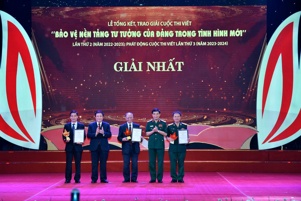 Đồng chí Nguyễn Xuân Thắng và Đại tướng Phan Văn Giang trao giải cho các tác giả đạt giải Nhất cuộc thi viết “Bảo vệ nền tảng tư tưởng của Đảng trong tình hình mới”.
