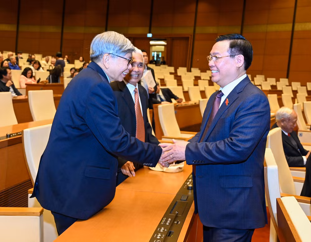 Chủ tịch Quốc hội Vương Đình Huệ với các đại biểu tại buổi gặp mặt. (Ảnh: DUY LINH)