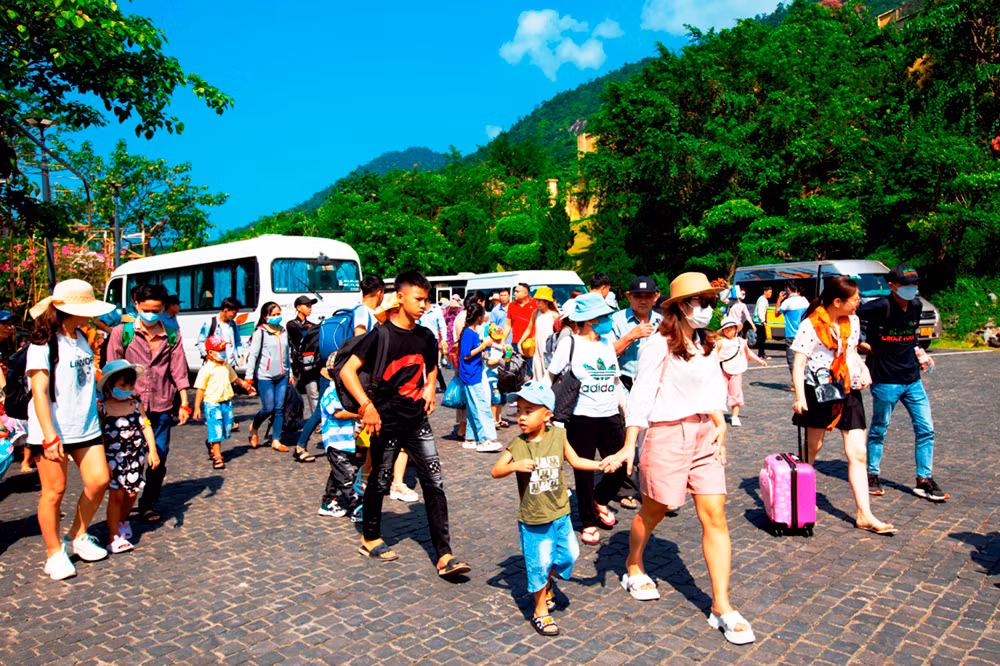 Ngay từ sáng sớm, rất đông du khách và người dân đổ về khu du lịch Công viên suối khoáng nóng Núi Thần Tài để tham gia sự kiện “Ngày hội văn hóa dân gian Quảng Đà”.