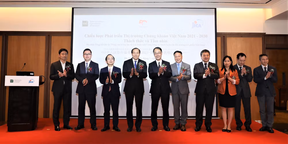 Các đại biểu tham dự hội thảo chụp ảnh lưu niệm.