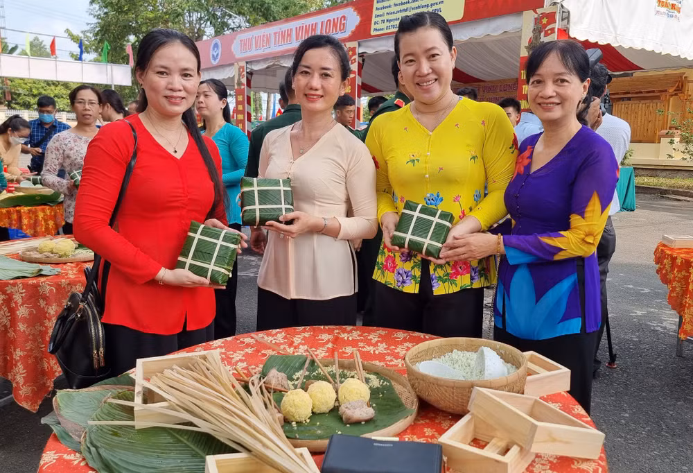 Các thành viên tham gia thực hành gói bánh chưng. 