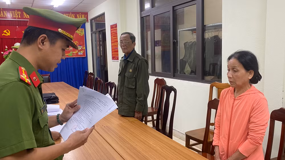 Bà Nguyễn Thị Thùy Hương và ông Lê Thanh Châu tại cơ quan công an. (Ảnh: Công an cung cấp)