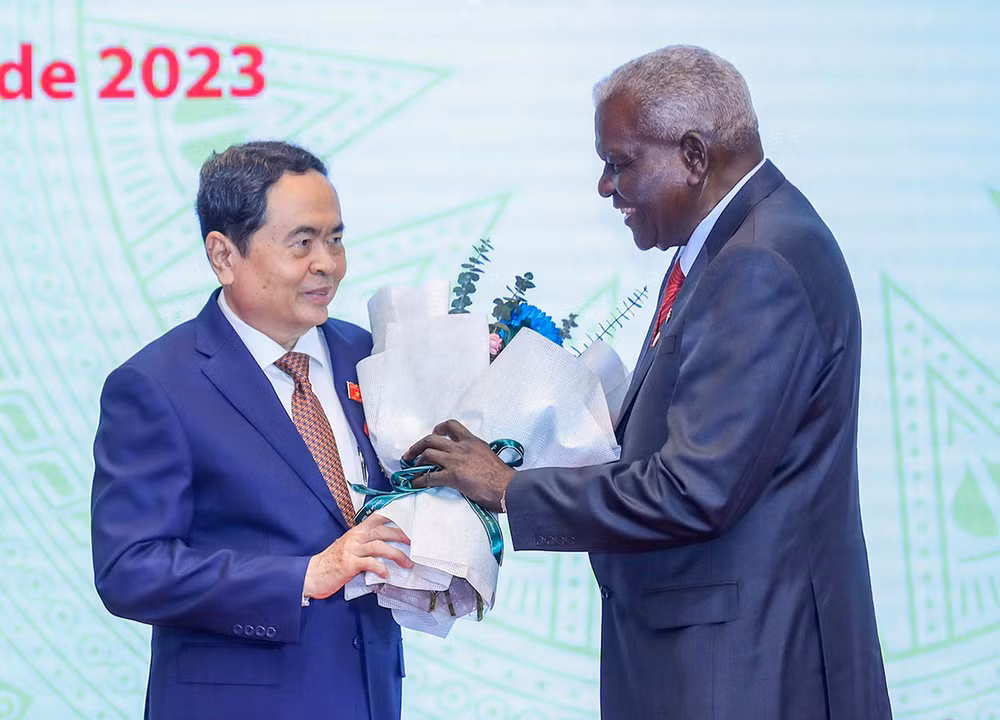 [Ảnh] Lễ trao Huân chương cao quý của nước Cộng hòa Cuba tặng lãnh đạo Quốc hội Việt Nam ảnh 8