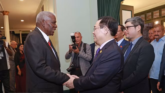 Chủ tịch Quốc hội Vương Đình Huệ và Chủ tịch Quốc hội Cộng hòa Cuba Esteban Lazo Hernandez đến dự chương trình.