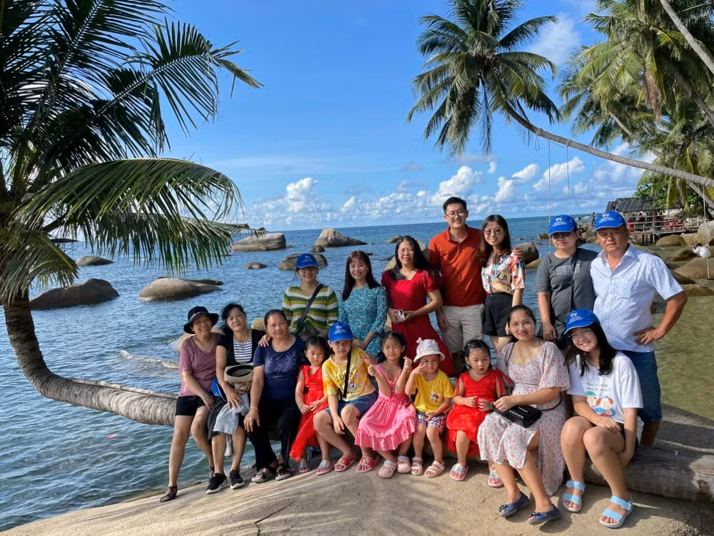 Đoàn du khách du lịch tại Hòn Sơn, xã Lại Sơn, huyện Kiên Hải.