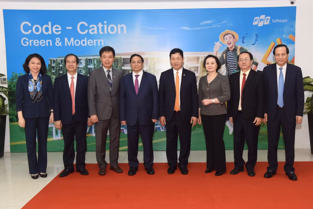 Thủ tướng Phạm Minh Chính với lãnh đạo Tập đoàn FPT.