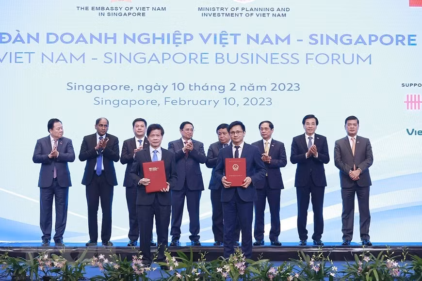 Thủ tướng Phạm Minh Chính chứng kiến trao thỏa thuận hợp tác giữa các cơ quan và doanh nghiệp hai nước.