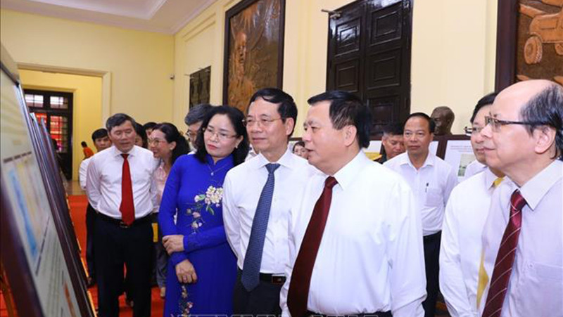 Đồng chí Nguyễn Xuân Thắng và các đại biểu tham quan triển lãm. (Ảnh: TTXVN)