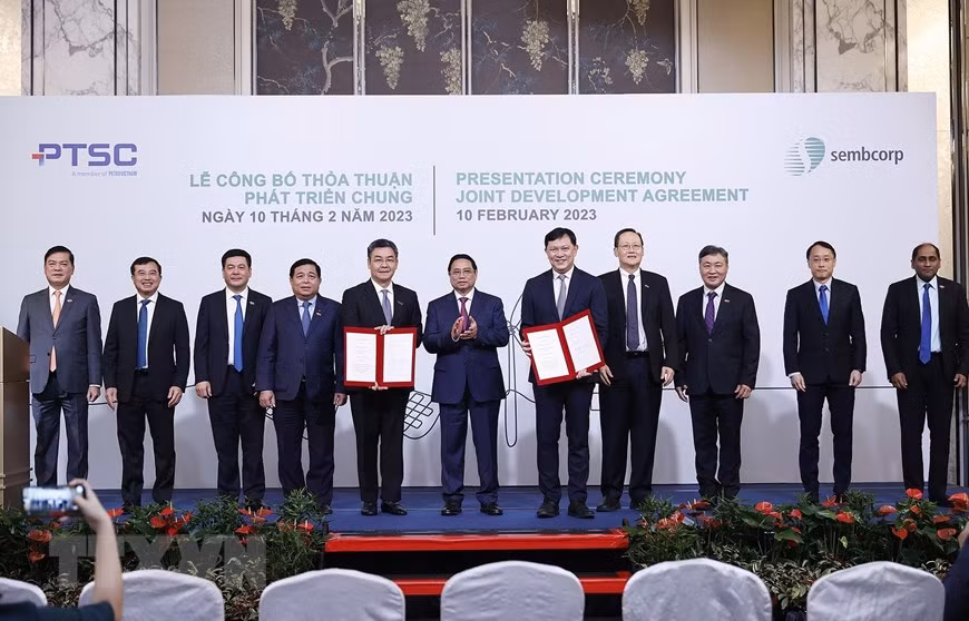 Thủ tướng Phạm Minh Chính và ông Tow Heng Tan, Phó Chủ tịch Hội đồng quản trị Tập đoàn Sembcorp chứng kiến lễ trao Thỏa thuận hợp tác phát triển chung giữa Tổng Công ty Cổ phần dịch vụ kỹ thuật Dầu khí Việt Nam và Công ty Sembcorp Utilities.