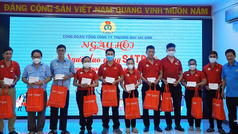 Đại diện Ban tổ chức chương trình tặng quà đến đoàn viên, người lao động.
