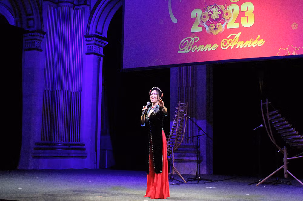 Ca sĩ Hồng Nhung từ Việt Nam sang góp vui với bài hát "Hoa cỏ mùa xuân."