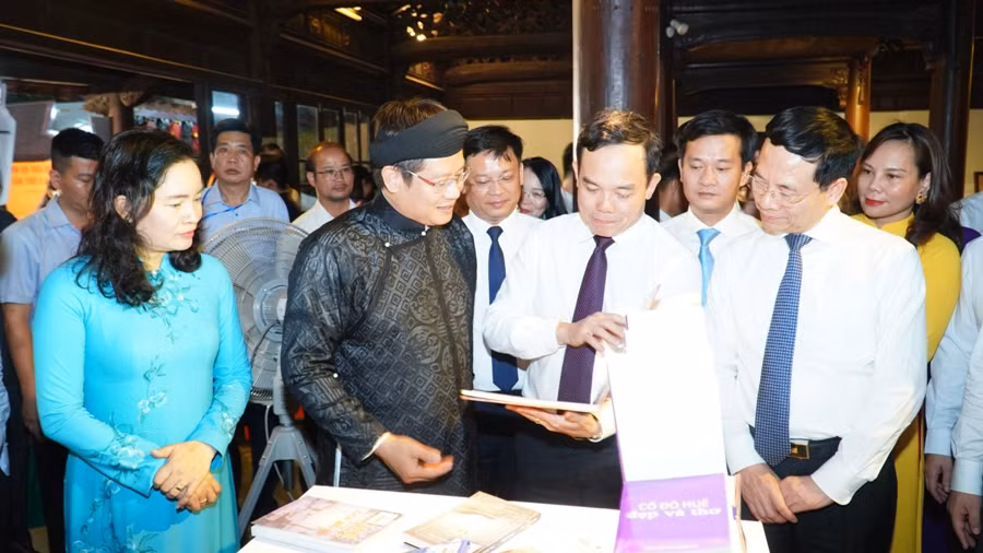 Lãnh đạo Đảng, Nhà nước và các bộ, ngành tham quan các gian hàng trưng bày sách.