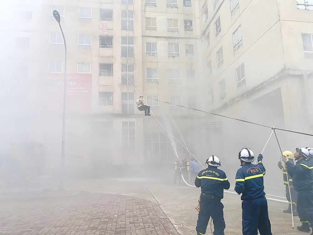 Ủy ban nhân dân huyện Đông Anh (thành phố Hà Nội) cùng Công an huyện Đông Anh tổ chức diễn tập phương án chữa cháy và cứu nạn, cứu hộ tại Tòa nhà CT1 - Xí nghiệp quản lý và phát triển nhà ở xã hội thuộc xã Kim Chung, huyện Đông Anh. (Ảnh: ĐÌNH TRUNG) Ủy ban nhân dân huyện Đông Anh (thành phố Hà Nội) cùng Công an huyện Đông Anh tổ chức diễn tập phương án chữa cháy và cứu nạn, cứu hộ tại Tòa nhà CT1 - Xí nghiệp quản lý và phát triển nhà ở xã hội thuộc xã Kim Chung, huyện Đông Anh. (Ảnh: ĐÌNH TRUNG)