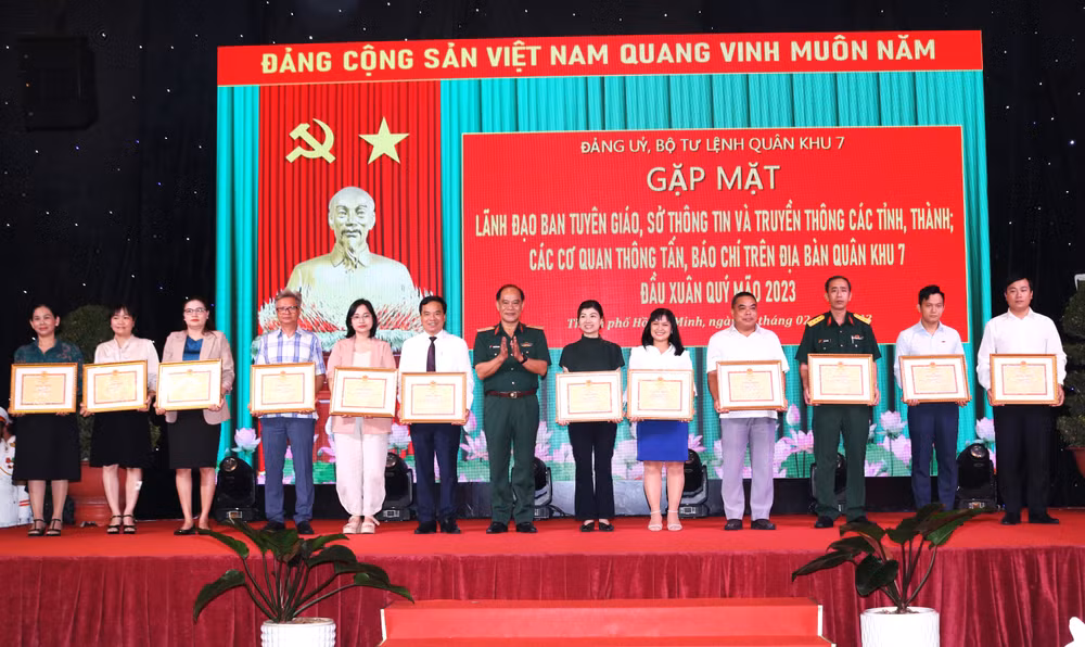 Thiếu tướng Hoàng Đình Chung, Chủ nhiệm Chính trị Quân khu 7 tặng bằng khen cho các tập thể có thành tích xuất sắc trong phối hợp tuyên truyền hoạt động của lực lượng vũ trang Quân khu năm 2022. (Ảnh: baoquankhu7.vn)