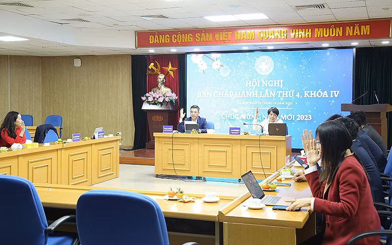 Các đại biểu biểu quyết thông qua một số nội dung về phương hướng công tác Hội Thầy thuốc trẻ Việt Nam và phong trào thầy thuốc trẻ năm 2023 tại hội nghị.