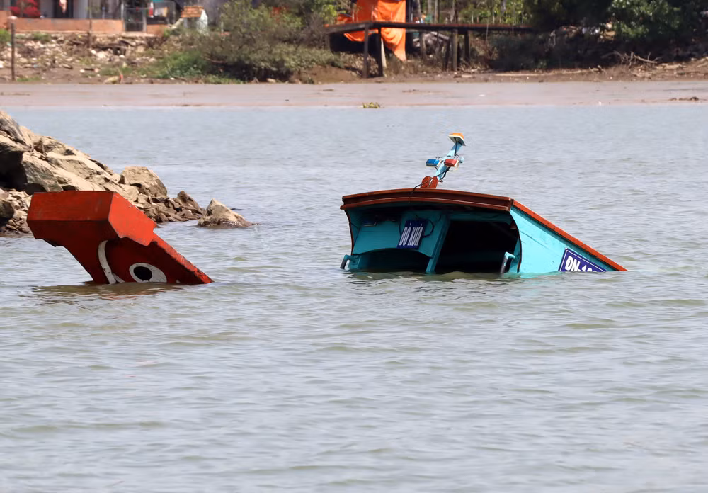 Thuyền chở khách chìm trên sông Đồng Nai được kéo vào khu vực gần bờ.