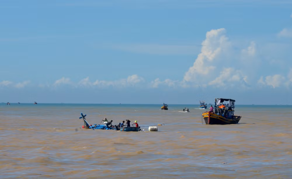 Một tàu cá bị chìm tại cửa biển La Gi. (Ảnh tư liệu)