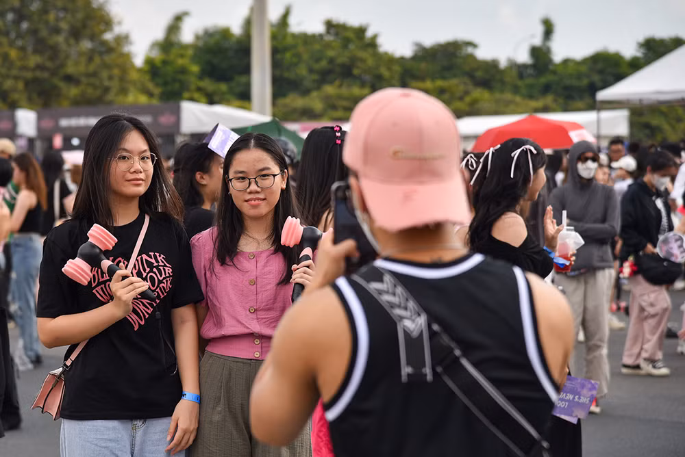 [Ảnh] Sân vận động Mỹ Đình chật cứng người hâm mộ tham gia đêm nhạc của Blackpink ảnh 8