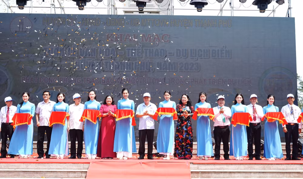 Đại biểu cắt băng khai mạc tuần lễ Văn hóa-Thể thao-Du lịch biển huyện Thạnh Phú năm 2023.