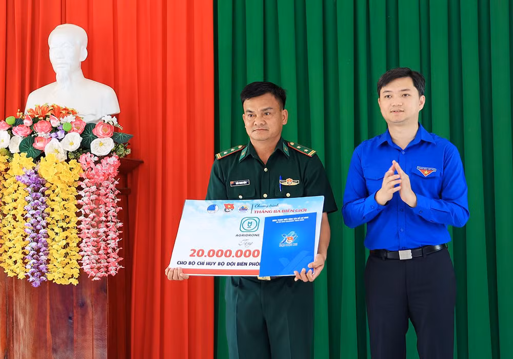 Bí thư Trung ương Đoàn, Chủ tịch Trung ương Hội Sinh viên Việt Nam Nguyễn Minh Triết tặng quà cho Đồn Biên phòng Phú Mỹ.