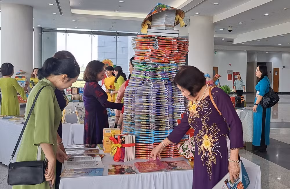 Các đại biểu tham quan các gian trưng bày tại lễ hội.