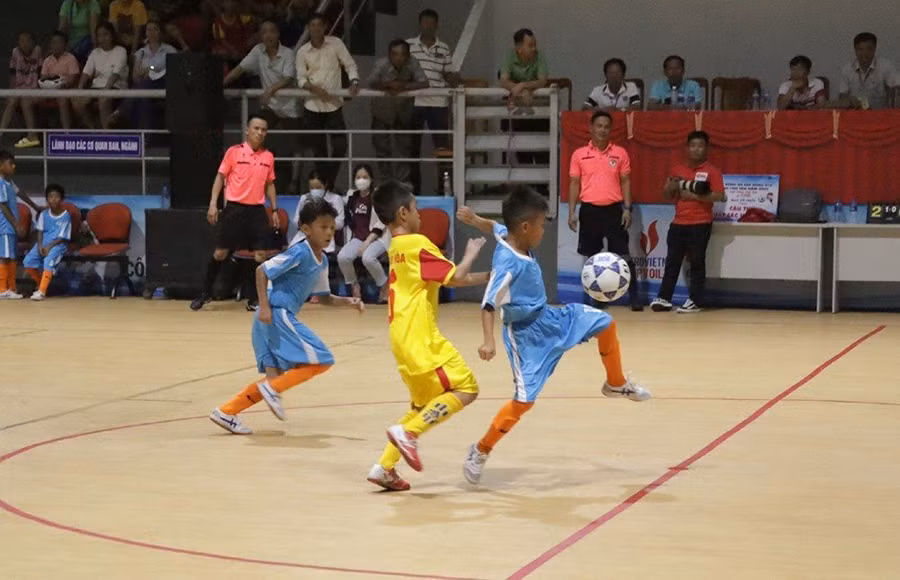 Những pha bóng hấp dẫn, đẹp mắt giữa hai đội U10 huyện Sông Hinh và Đồng Xuân tại giải bóng đá nhi đồng Phú Yên năm 2023.