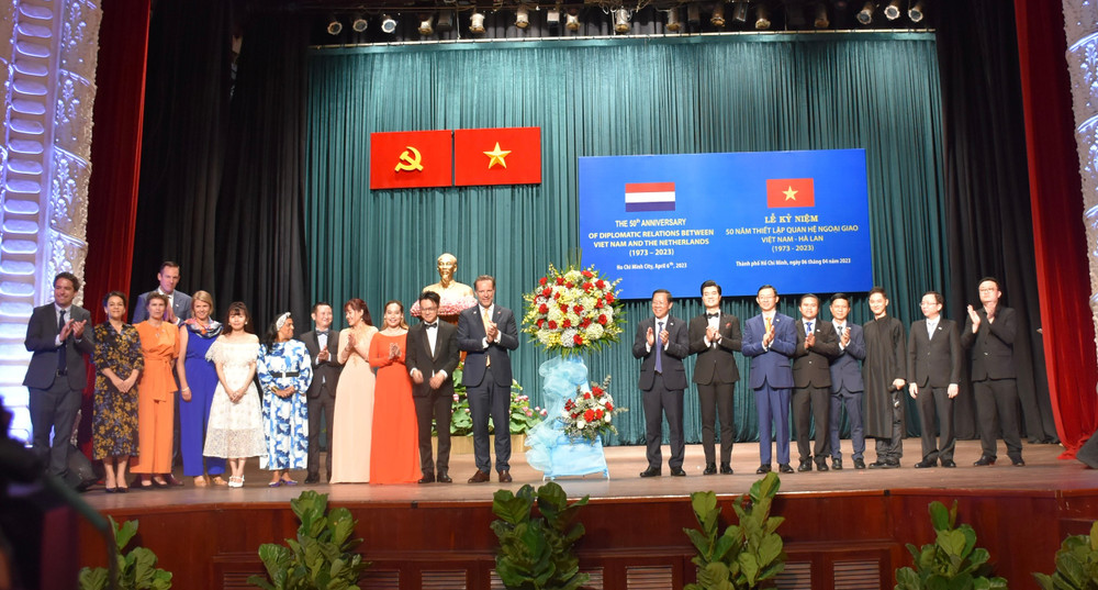 Các đại biểu chúc mừng các nghệ sĩ biểu diễn trong chương trình. 