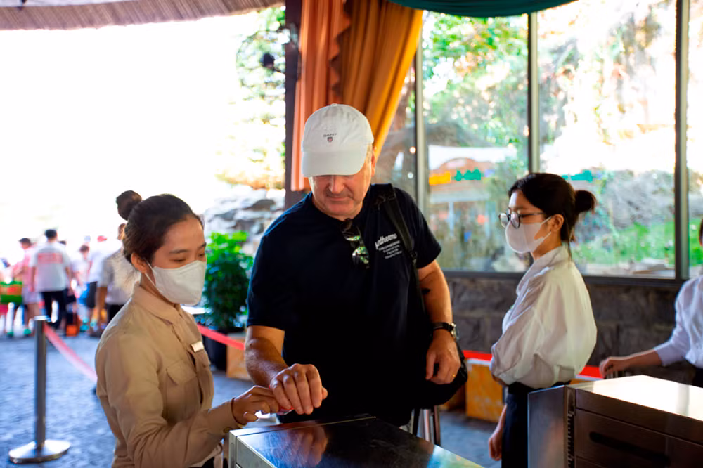 Khá nhiều khách người nước ngoài cũng hào hứng tham dự sự kiện Ngày hội văn hóa dân gian Quảng Đà.