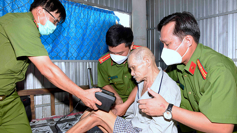 Lực lượng Công an Cà Mau đến tận nhà người già yếu hỗ trợ làm căn cước công dân.