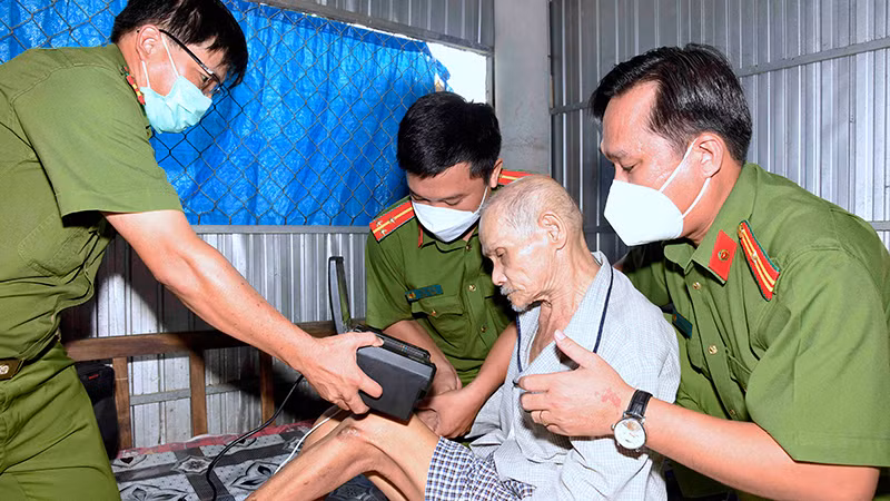 Lực lượng Công an Cà Mau đến tận nhà người già yếu hỗ trợ làm căn cước công dân.