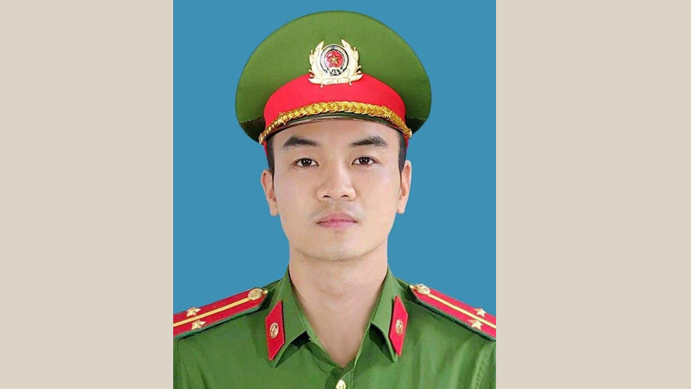 Di ảnh Trung úy công an Đỗ Văn Tú hy sinh khi làm nhiệm vụ. (Ảnh gia đình cung cấp).