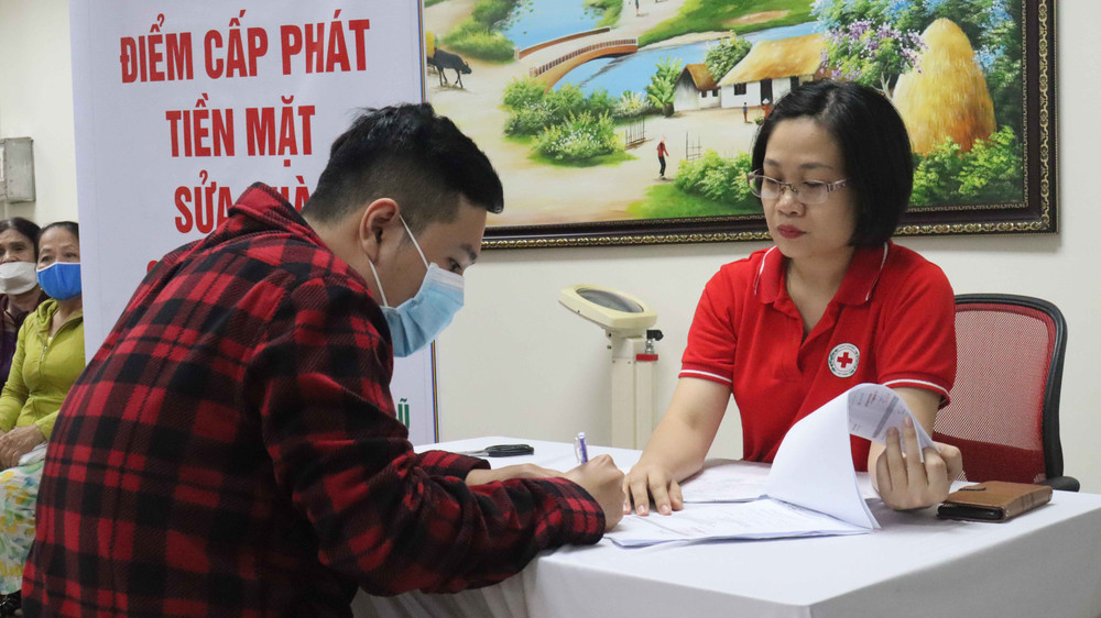 Người dân ký nhận tiền hỗ trợ. 