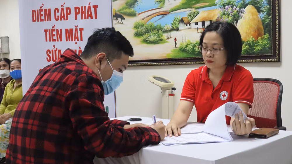 Người dân ký nhận tiền hỗ trợ. 