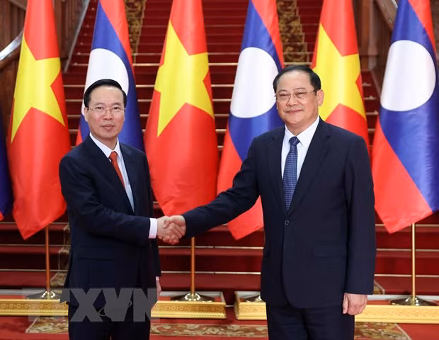 Chủ tịch nước Võ Văn Thưởng hội kiến Thủ tướng Lào Sonexay Siphandone. (Ảnh: Thống Nhất/TTXVN)