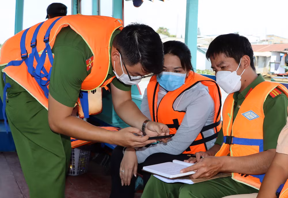 Lực lượng Công an và Viện Kiểm sát nhân dân thành phố Biên Hòa thu thập chứng cứ tại hiện trường phục vụ công tác điều tra.