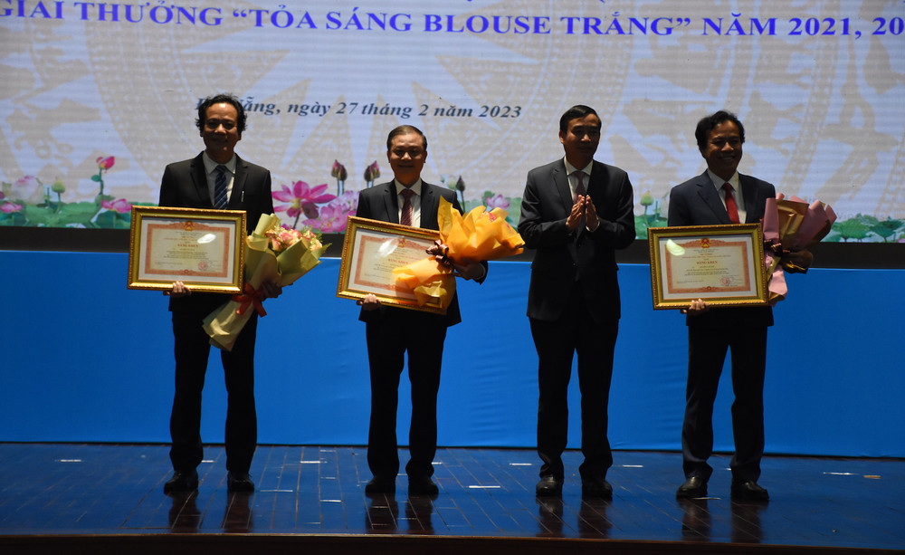 Chủ tịch Ủy ban nhân dân thành phố Đà Nẵng Lê Trung Chinh trao Bằng khen của Thủ tướng Chính phủ cho ba cá nhân xuất sắc.