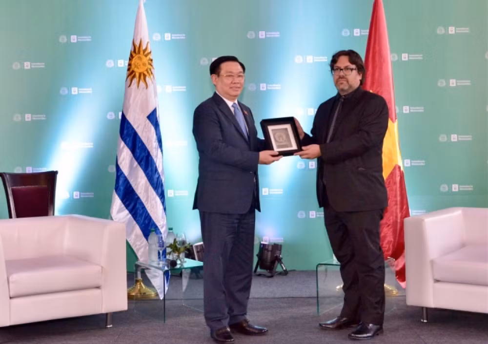 Quyền Thị trưởng thành phố Montevideo Mauricio Zunino trao danh hiệu khách danh dự tặng Chủ tịch Quốc hội Vương Đình Huệ. (Ảnh: vov.vn)