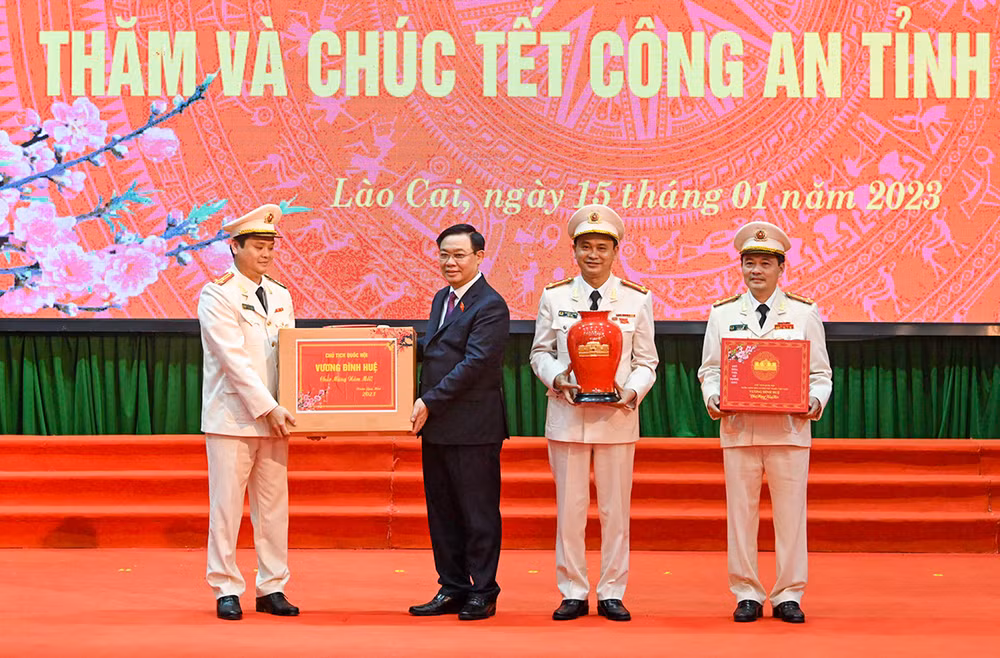 Chủ tịch Quốc hội Vương Đình Huệ tặng quà Công an tỉnh Lào Cai.