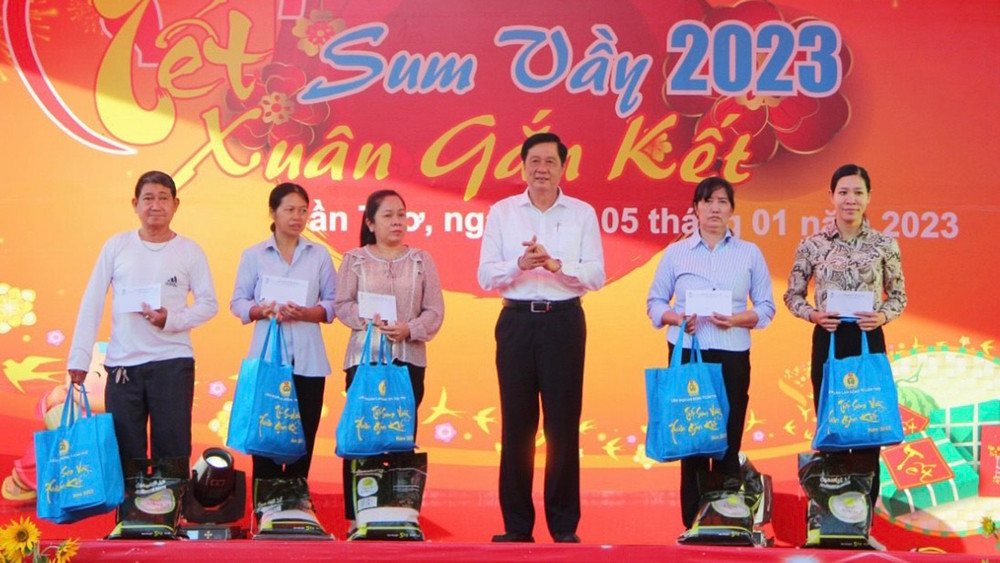Lãnh đạo Thành ủy Cần Thơ trao quà tặng công nhân tại chương trình “Tết sum vầy 2023”. (Ảnh: Thanh Xuân)