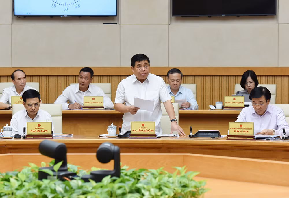 Bộ trưởng Kế hoạch và Đầu tư Nguyễn Chí Dũng báo cáo tình hình kinh tế-xã hội tháng 4 và nhiệm vụ trong thời gian tới.