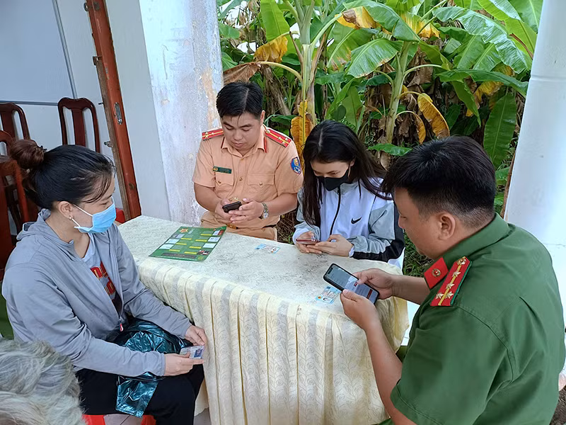 Lực lượng Công an Cà Mau đến tận nhà hướng dẫn giúp dân cài đặt, kích hoạt tài khoản định danh điện tử.