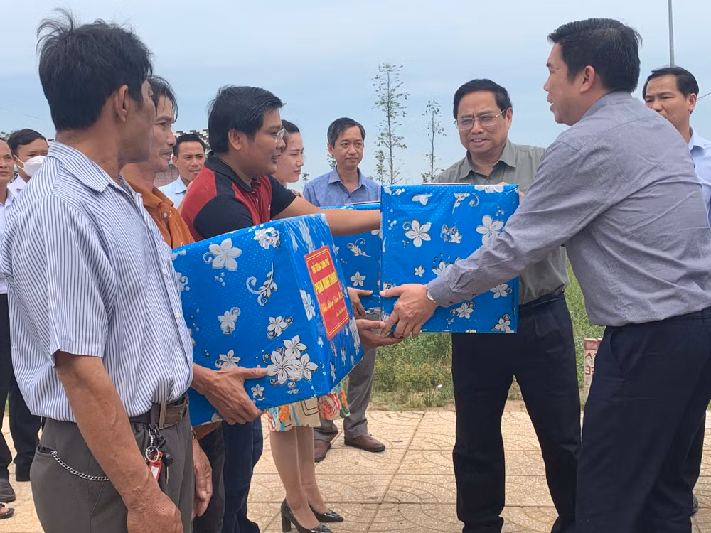 Thủ tướng Chính phủ Phạm Minh Chính tặng quà các hộ dân khu tái định cư phường Tân Phú, quận Cái Răng, thành phố Cần Thơ. (Ảnh: Thanh Tâm)