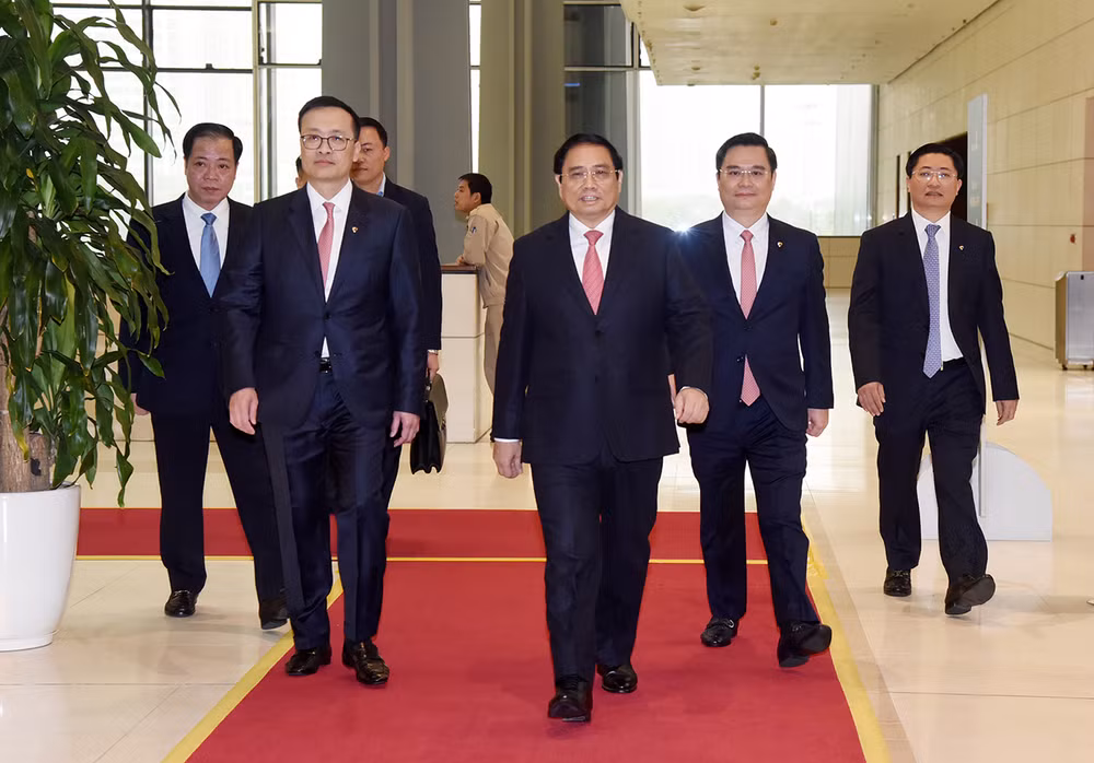 Thủ tướng Phạm Minh Chính đến dự và phát biểu ý kiến tại lễ kỷ niệm 60 năm Ngày thành lập và đón nhận danh hiệu cao quý Anh hùng Lao động của Ngân hàng Vietcombank.